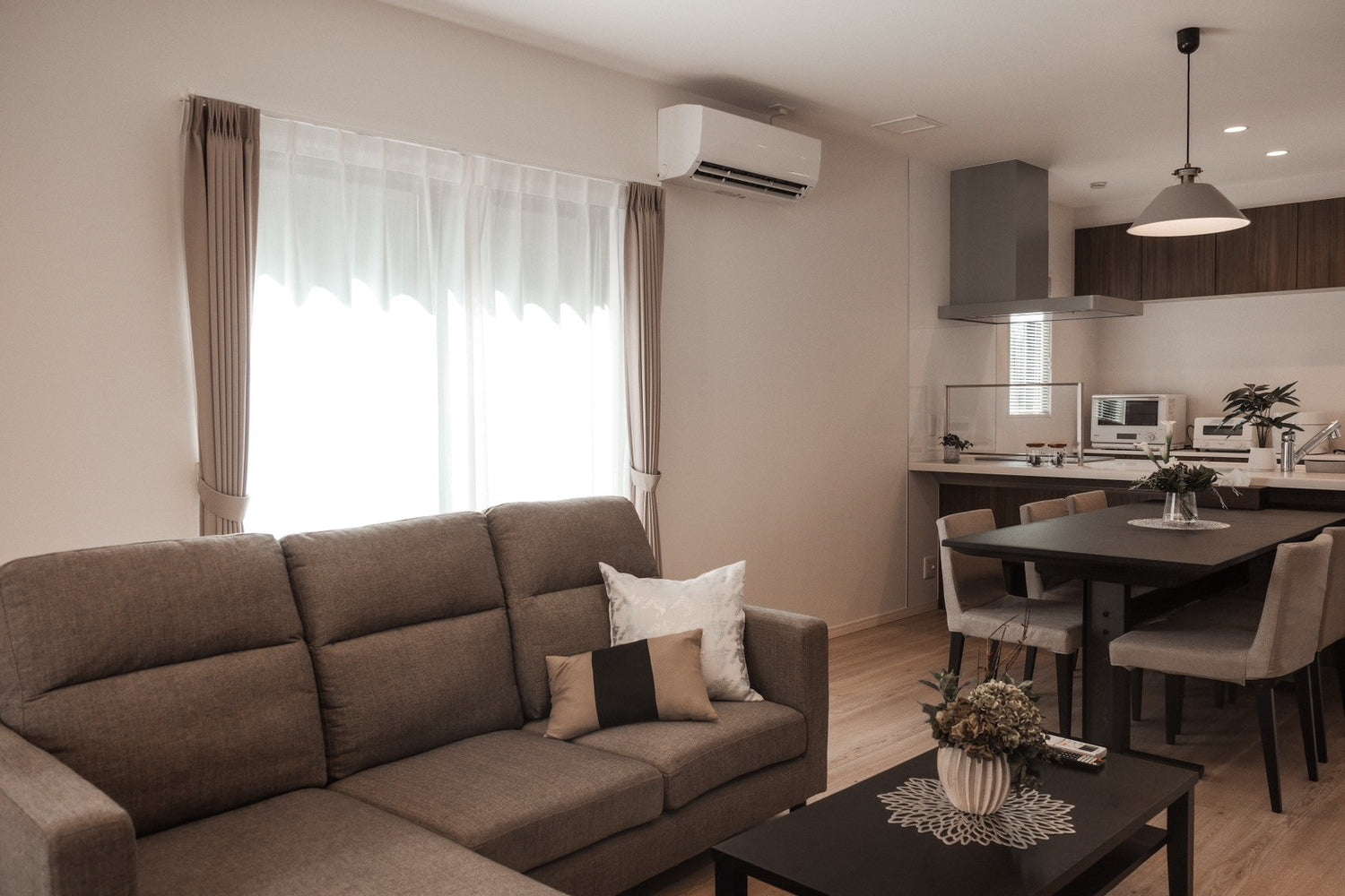 Mova Villa 大津3  頂級住宿 日本 九州 熊本 溫馨民宿 長期 短期 住宿推薦 包棟民宿 氛圍感 自助入住 停車場 免費WIFI 商務旅行 Airbnb booking agoda 寬敞客廳