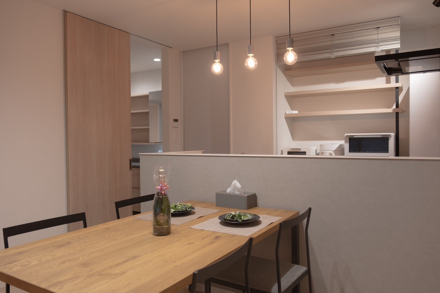 Mova Villa 合志南 三澤北 頂級住宿 日本 九州 熊本 溫馨民宿 長期 短期 住宿推薦 包棟民宿 氛圍感 自助入住 停車場 免費WIFI 商務旅行 Airbnb booking agoda 寬敞客廳 舒適用餐區