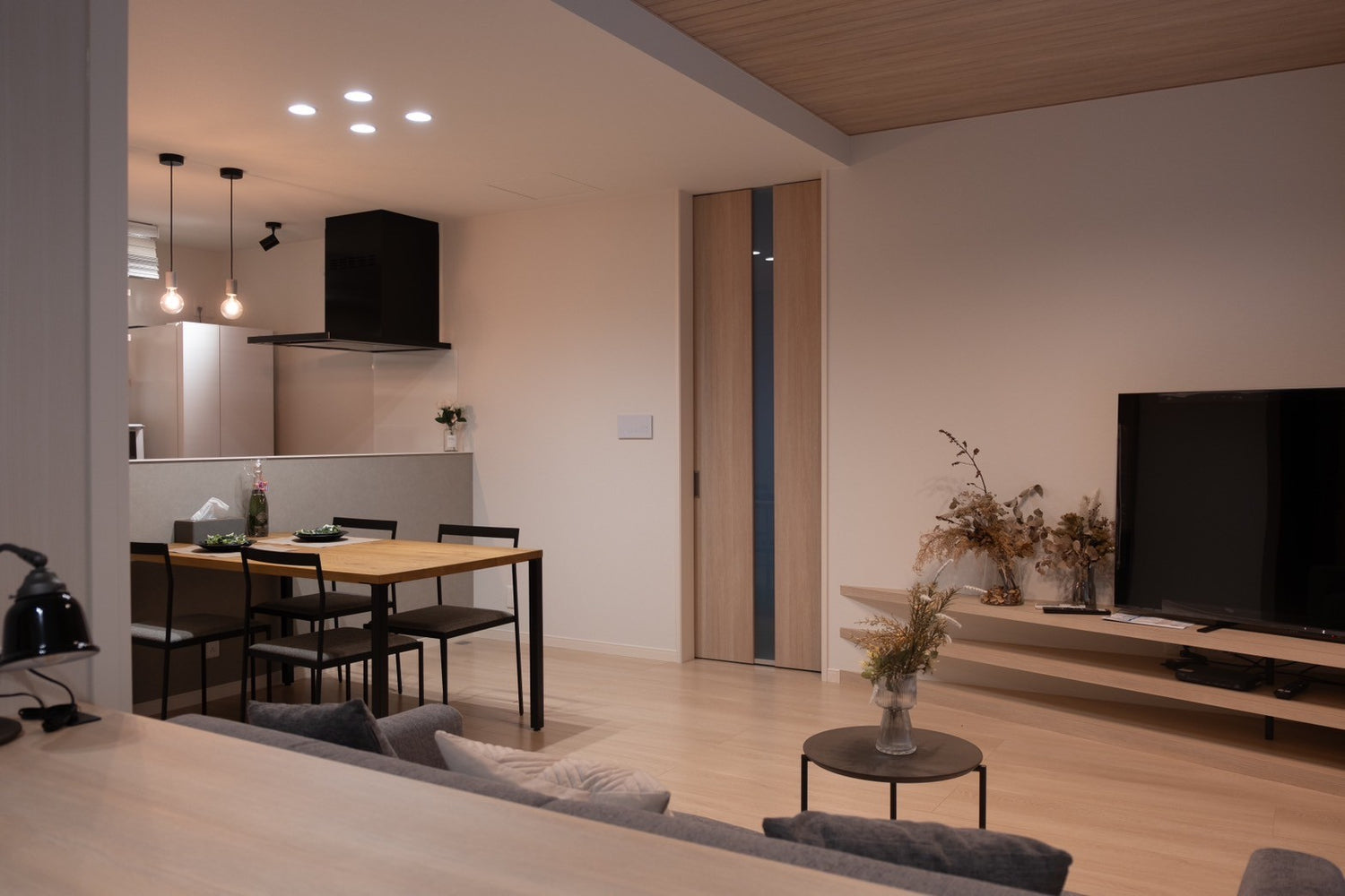 Mova Villa 合志南 三澤北 頂級住宿 日本 九州 熊本 溫馨民宿 長期 短期 住宿推薦 包棟民宿 氛圍感 自助入住 停車場 免費WIFI 商務旅行 Airbnb booking agoda 寬敞客廳 舒適用餐區