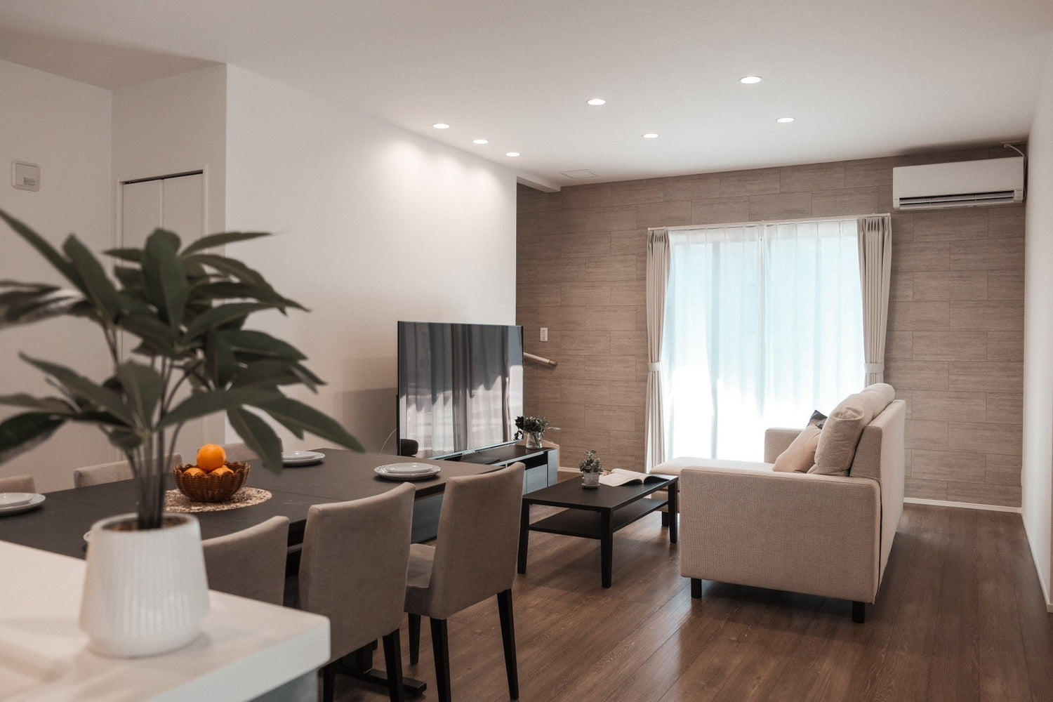 Mova Villa 沖野2 親子 頂級住宿 日本 九州 熊本 溫馨民宿 長期 短期 住宿推薦 包棟民宿 氛圍感 自助入住 停車場 免費WIFI 商務旅行 Airbnb booking agoda 寬敞客廳 舒適用餐區