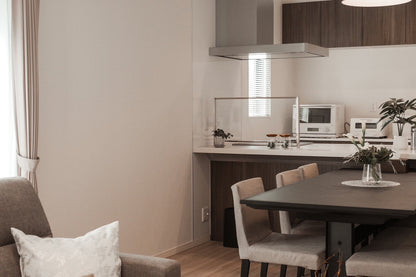 Mova Villa 大津3  頂級住宿 日本 九州 熊本 溫馨民宿 長期 短期 住宿推薦 包棟民宿 氛圍感 自助入住 停車場 免費WIFI 商務旅行 Airbnb booking agoda 寬敞客廳 舒適用餐區